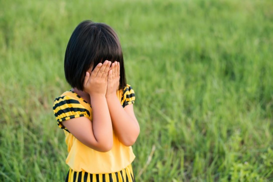 Enfant timide, enfant collé aux parents...